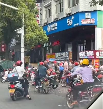 DƬ